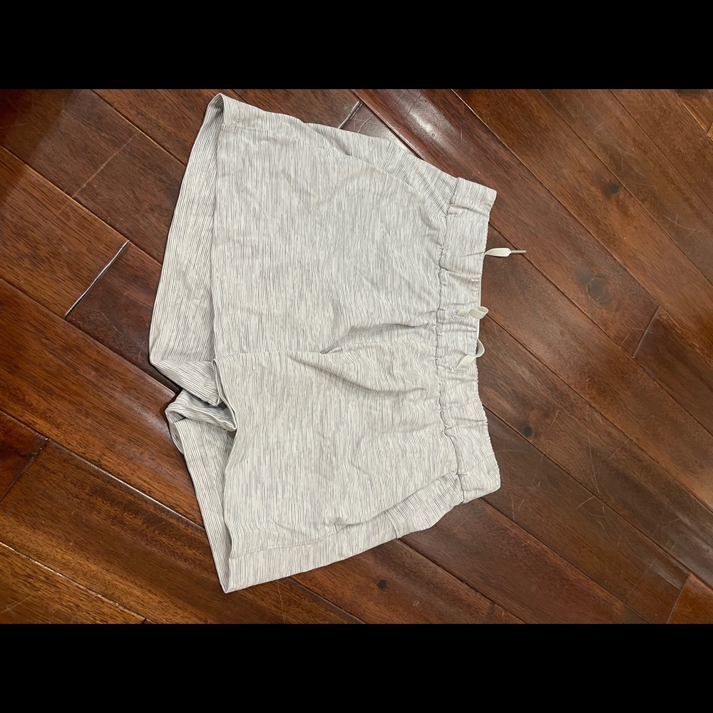 Lululemon Shorts, Size 6, white and grey
